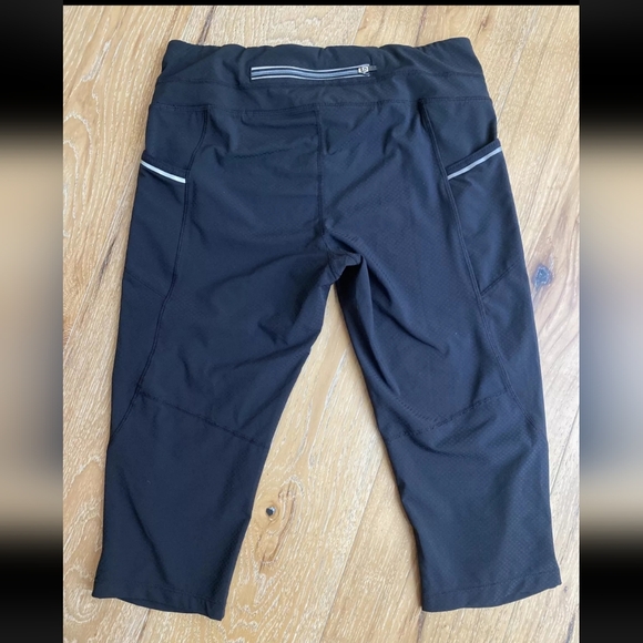 Athleta Dobby Be Free Knicker Solid Black Cropped Reflective Legging Sz xs - Picture 2 of 4